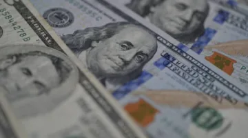 الدولار ينخفض بعد إقالة ترامب لعضوة الفيدرالي كوك