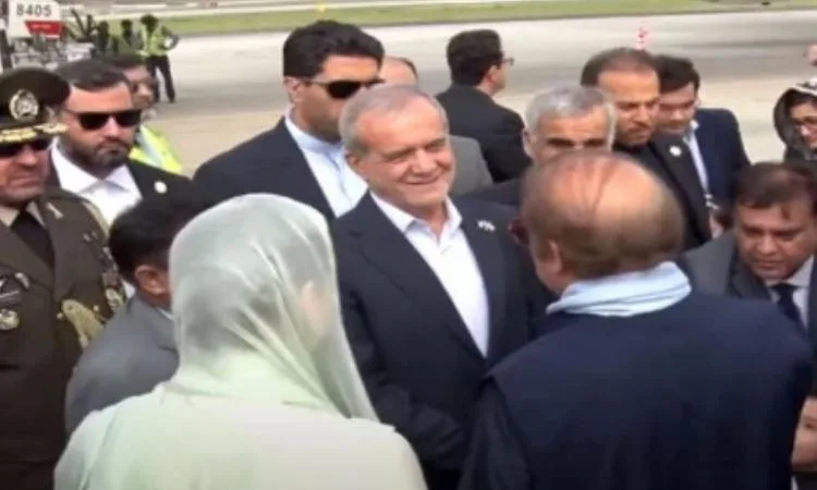 الرئيس الإيراني يصل إلى باكستان في زيارة لمدة يومين الرئيس الإيراني يصل إلى باكستان في زيارة لمدة يومين