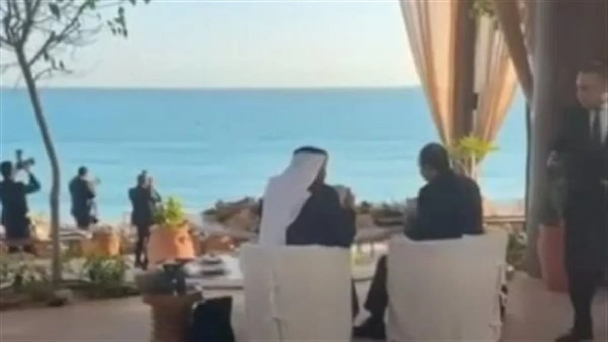الرئيس السيسي والشيخ محمد بن زايد يتناولان الطعام في أحد المطاعم وسط أجواء علمين الخلابة الرئيس السيسي والشيخ محمد بن زايد يتناولان الطعام في أحد المطاعم وسط أجواء علمين الخلابة