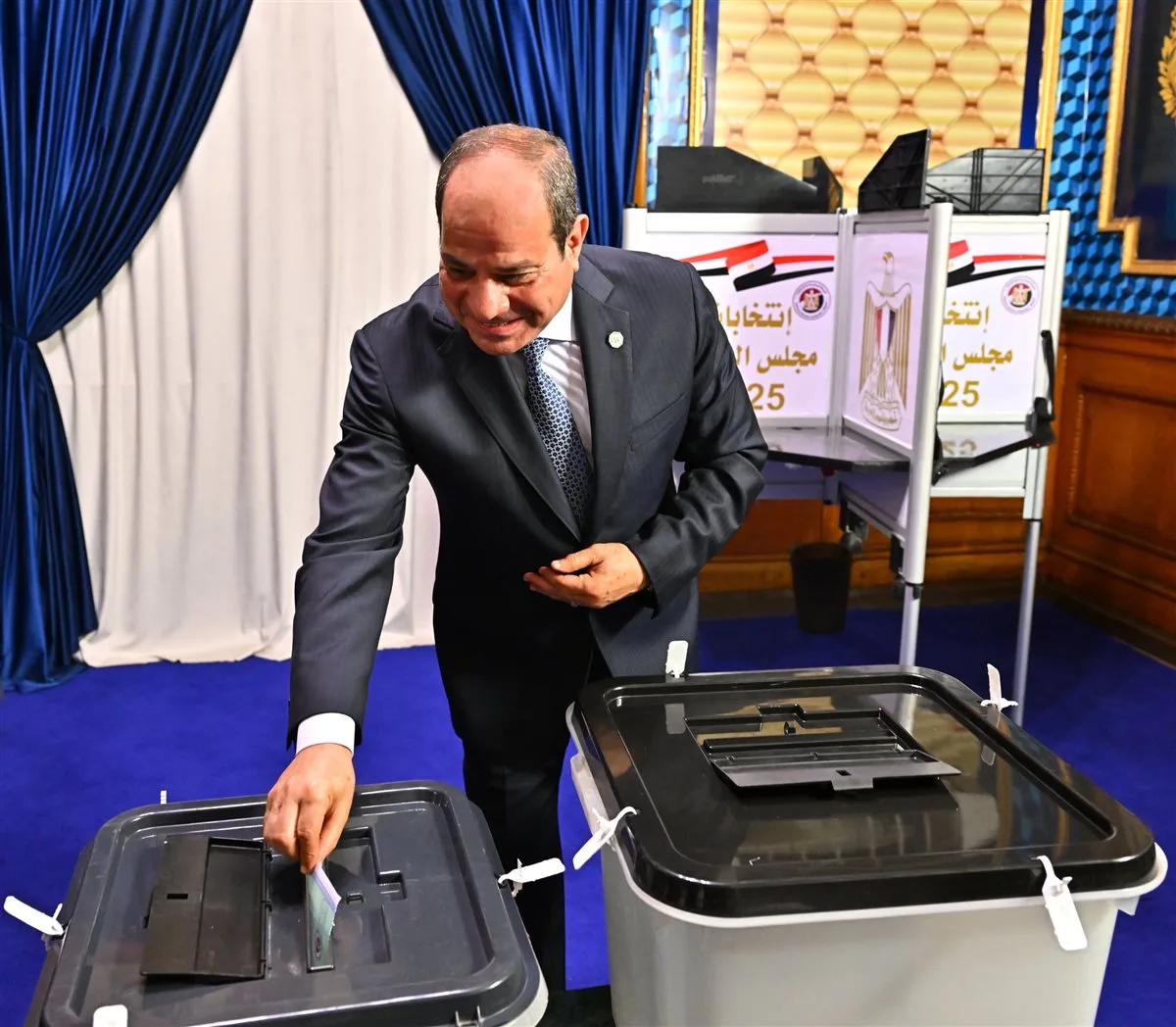 الرئيس السيسي يشارك في التصويت لانتخابات مجلس الشيوخ 2025 (فيديو) الرئيس السيسي يشارك في التصويت لانتخابات مجلس الشيوخ 2025 (فيديو)