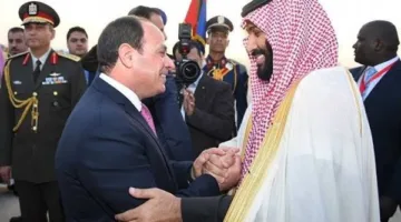 الرئيس السيسي يصل مطار نيوم في السعودية، والأمير محمد بن سلمان يستقبله.