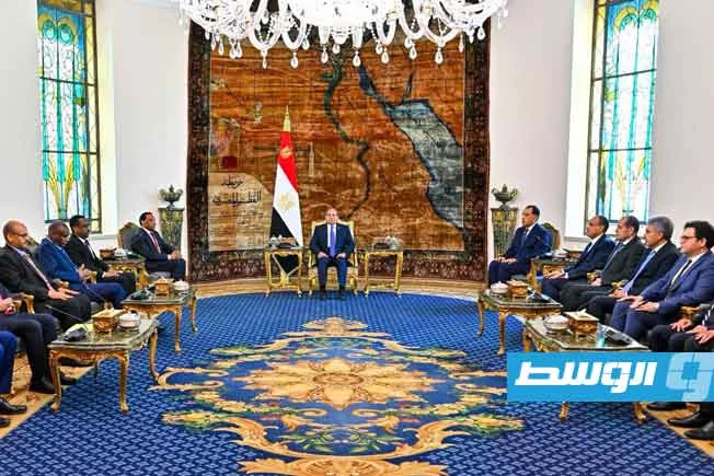 الرئيس المصري يلتقي رئيس الوزراء السوداني خلال أول زيارة رسمية خارج البلاد.
