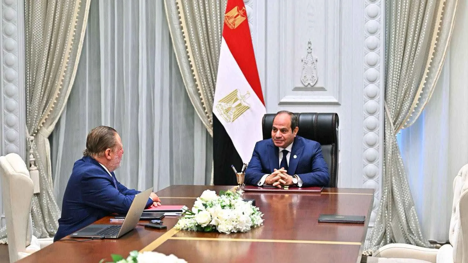 الرئيس المصري يوجه بزيادة الاحتياطات الدولارية لضمان استقرار الأسعار. الرئيس المصري يوجه بزيادة الاحتياطات الدولارية لضمان استقرار الأسعار.