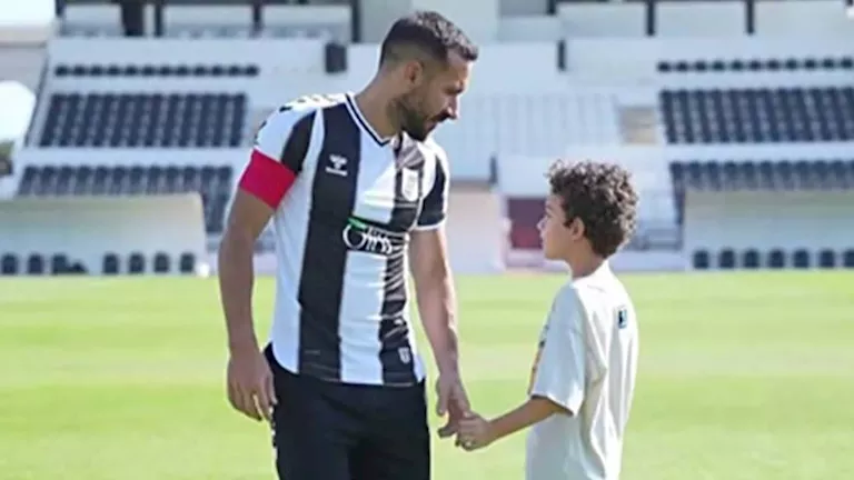“الروح تغادر لكن الحب يبقى”.. علي معلول يستذكّر تجربته مع الصفاقسي برفقة ا. “الروح تغادر لكن الحب يبقى”.. علي معلول يستذكّر تجربته مع الصفاقسي برفقة ا.
