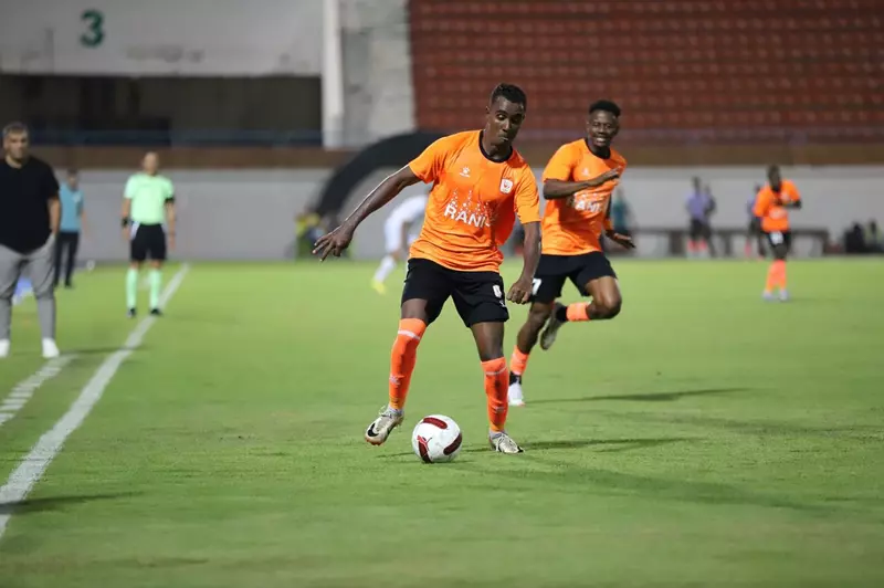 الزمالك يواجه فاركو.. طرد نداي بعد تدخل قوي على الونش الزمالك يواجه فاركو.. طرد نداي بعد تدخل قوي على الونش