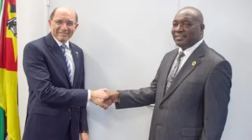 السفير المصري يجتمع بوزير العدل والشؤون الدستورية والدينية في موزمبيق