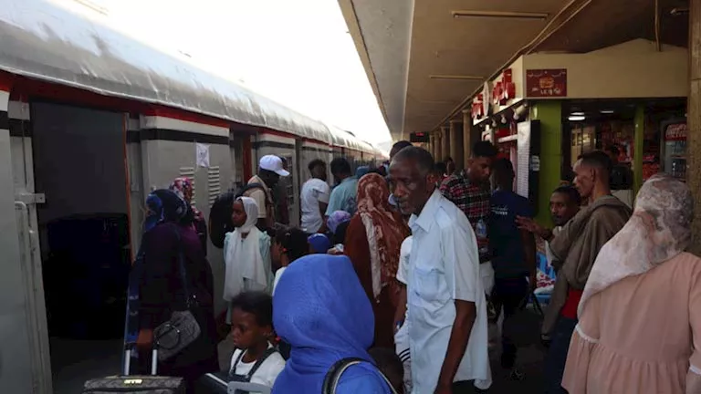 السكك الحديدية تشغل القطار الرابع لتيسير العودة الطوعية للسودانيين السكك الحديدية تشغل القطار الرابع لتيسير العودة الطوعية للسودانيين