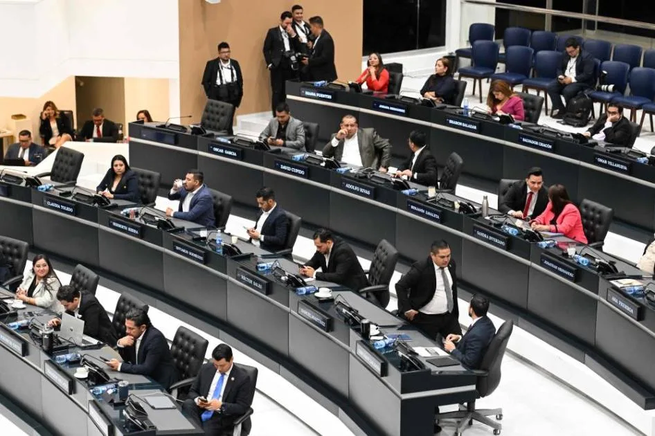 السلفادور تعتمد تعديلًا دستوريًا يسمح للرئيس بالترشح لعدة فترات السلفادور تعتمد تعديلًا دستوريًا يسمح للرئيس بالترشح لعدة فترات