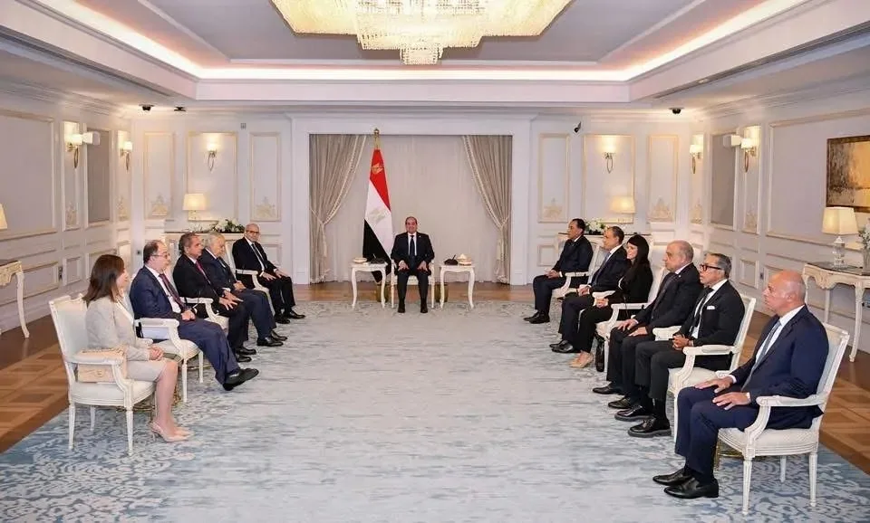 «السيسي» يؤكد خلال استقباله رئيس الوزراء اللبناني دعم مصر الدائم لاستقرار ووحدة لبنان «السيسي» يؤكد خلال استقباله رئيس الوزراء اللبناني دعم مصر الدائم لاستقرار ووحدة لبنان