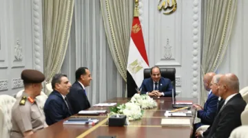 السيسي يؤكد على أهمية تحسين شبكة الموانئ المصرية وتسريع تنفيذ مشاريع النقل والسكة الحديدية.
