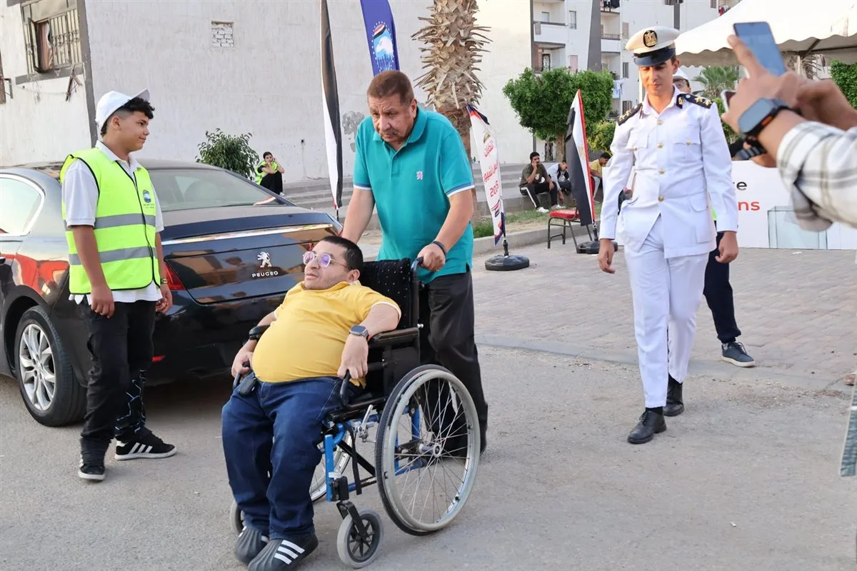 الشرطة تقدم الدعم لذوي الهمم للتصويت في مدرسة فاطمة عنان بالتجمع الخامس الشرطة تقدم الدعم لذوي الهمم للتصويت في مدرسة فاطمة عنان بالتجمع الخامس