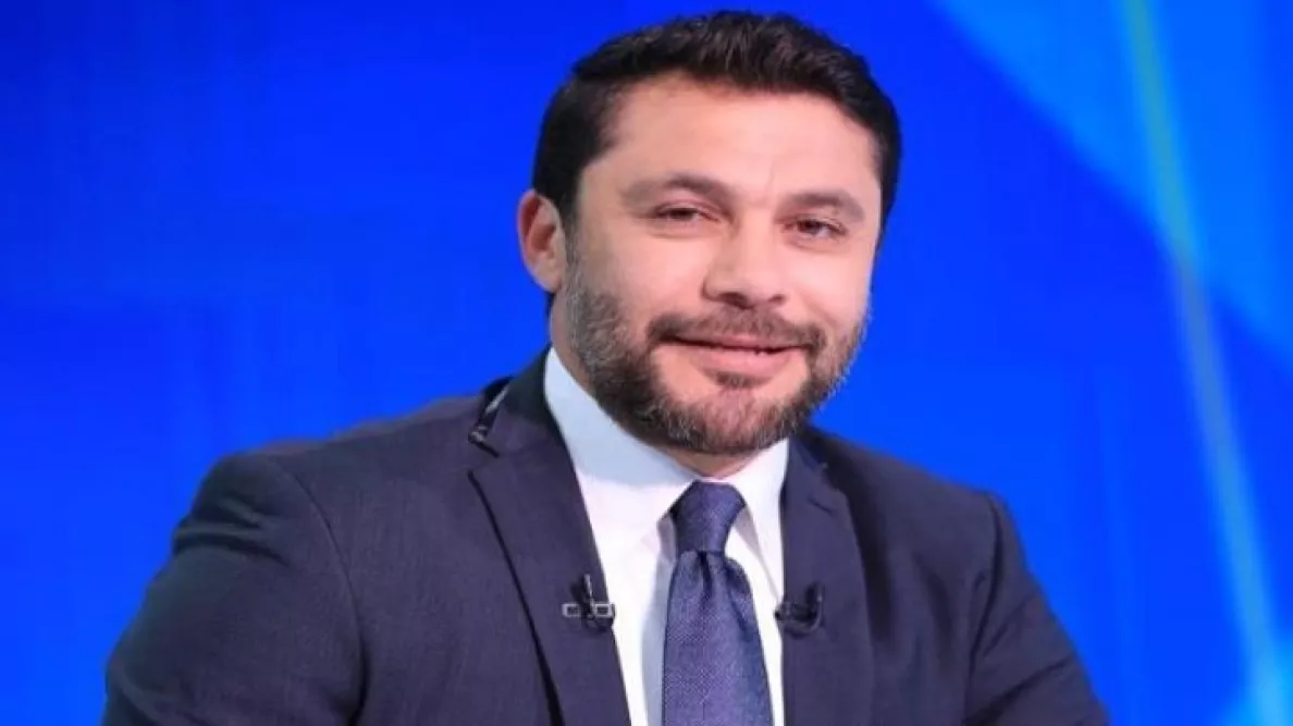 الصقر أحمد حسن يثير الجدل بتصريحاته حول تسجيل اللاعبين بأجور أقل من عقودهم مع الأندية الصقر أحمد حسن يثير الجدل بتصريحاته حول تسجيل اللاعبين بأجور أقل من عقودهم مع الأندية
