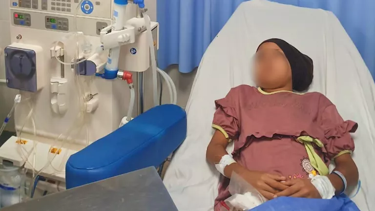 الصورة تُظهر أطباء في كفر الشيخ ينقذون حياة طفلة من خلال إجراء أول عملية غسيل كلى في المستشفى. الصورة تُظهر أطباء في كفر الشيخ ينقذون حياة طفلة من خلال إجراء أول عملية غسيل كلى في المستشفى.
