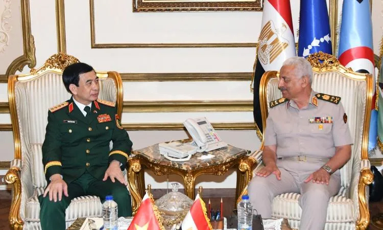 الفريق أول عبد المجيد صقر يتناول آفاق التعاون العسكري مع وزير الدفاع في فيتنام