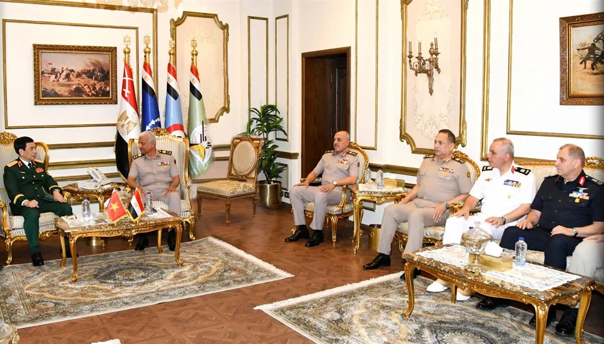 الفريق أول عبد المجيد صقر يجتمع مع وزير الدفاع الفيتنامي الفريق أول عبد المجيد صقر يجتمع مع وزير الدفاع الفيتنامي