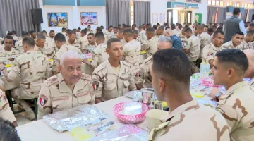 الفريق أول عبد المجيد صقر يلتقي بمجموعة من الجنود في المنطقة الجنوبية العسكرية