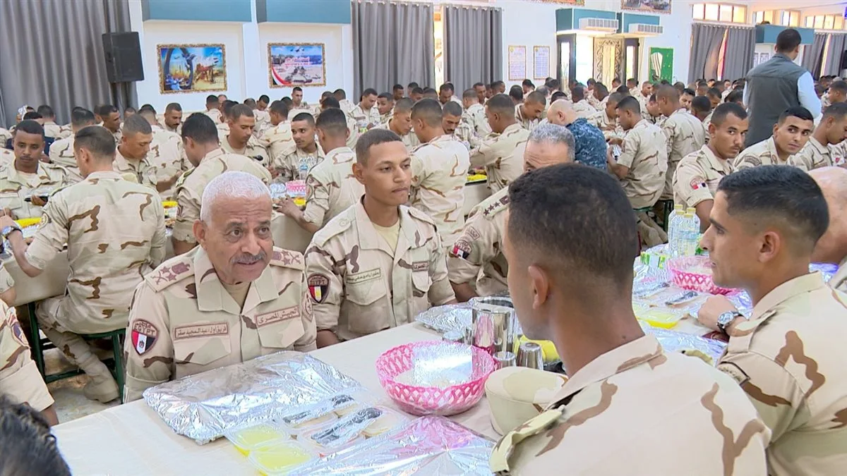 الفريق أول عبد المجيد صقر يلتقي بمجموعة من الجنود في المنطقة الجنوبية العسكرية الفريق أول عبد المجيد صقر يلتقي بمجموعة من الجنود في المنطقة الجنوبية العسكرية