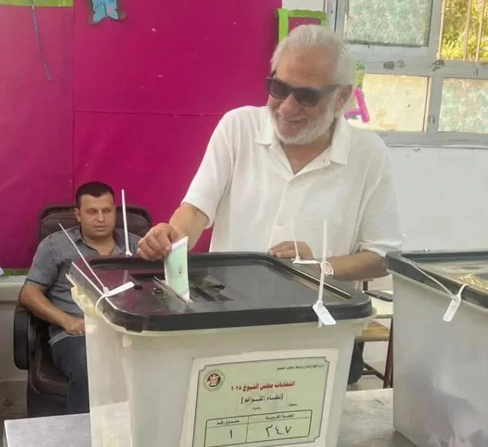 الفنان سامح الصريطي يشارك في انتخابات مجلس الشيوخ 2025 ويُثني على حماس المواطنين.