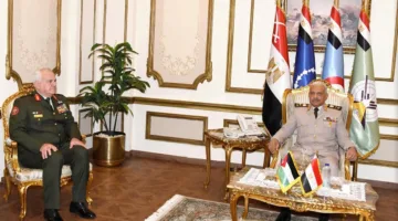 القائد الأعلى ورئيس هيئة الأركان يناقشان التعاون العسكري مع نظيريهما في الأردن