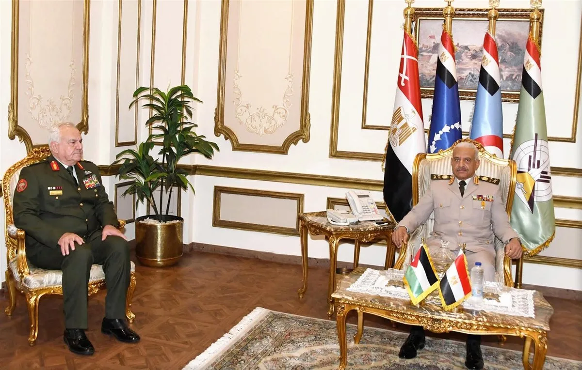 القائد الأعلى ورئيس هيئة الأركان يناقشان التعاون العسكري مع نظيريهما في الأردن القائد الأعلى ورئيس هيئة الأركان يناقشان التعاون العسكري مع نظيريهما في الأردن
