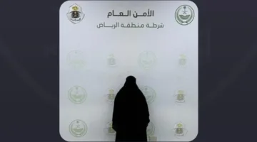 القبض على شخص بتهمة انتهاك نظام أمن الحدود لسرقته حقائب نسائية من مركز تجاري في الرياض.