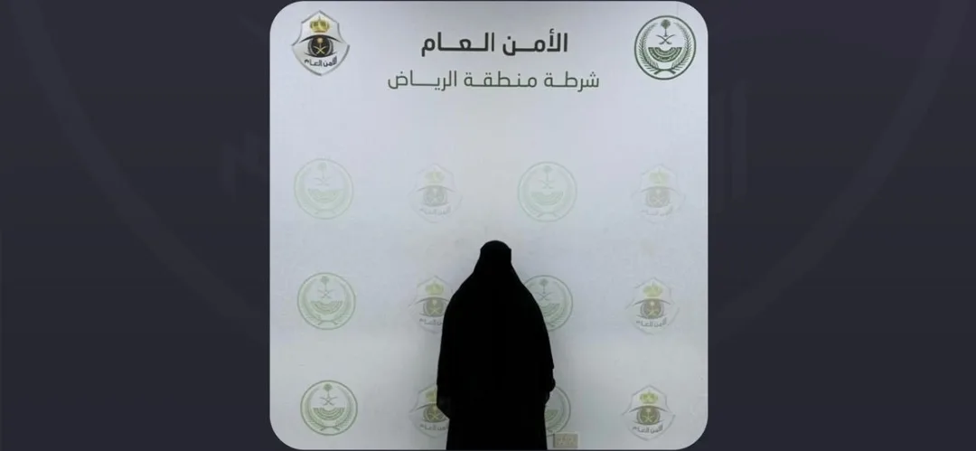 القبض على شخص بتهمة انتهاك نظام أمن الحدود لسرقته حقائب نسائية من مركز تجاري في الرياض. القبض على شخص بتهمة انتهاك نظام أمن الحدود لسرقته حقائب نسائية من مركز تجاري في الرياض.