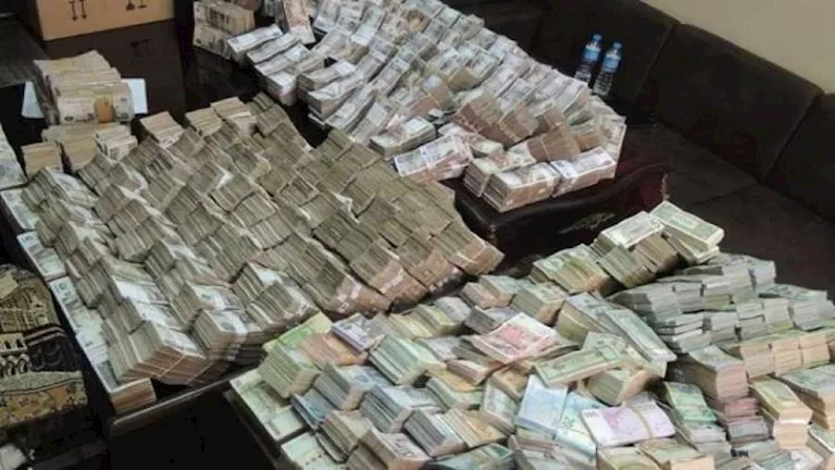 القبض على مرتكبي جرائم تداول العملة بمبلغ 5 ملايين جنيه خلال 24 ساعة القبض على مرتكبي جرائم تداول العملة بمبلغ 5 ملايين جنيه خلال 24 ساعة