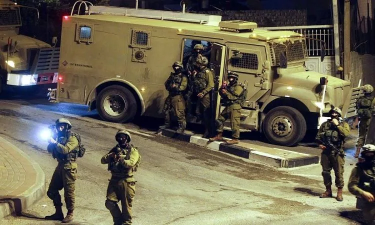 القوات الإسرائيلية تشن هجومًا على بلدتين في الضفة الغربية القوات الإسرائيلية تشن هجومًا على بلدتين في الضفة الغربية