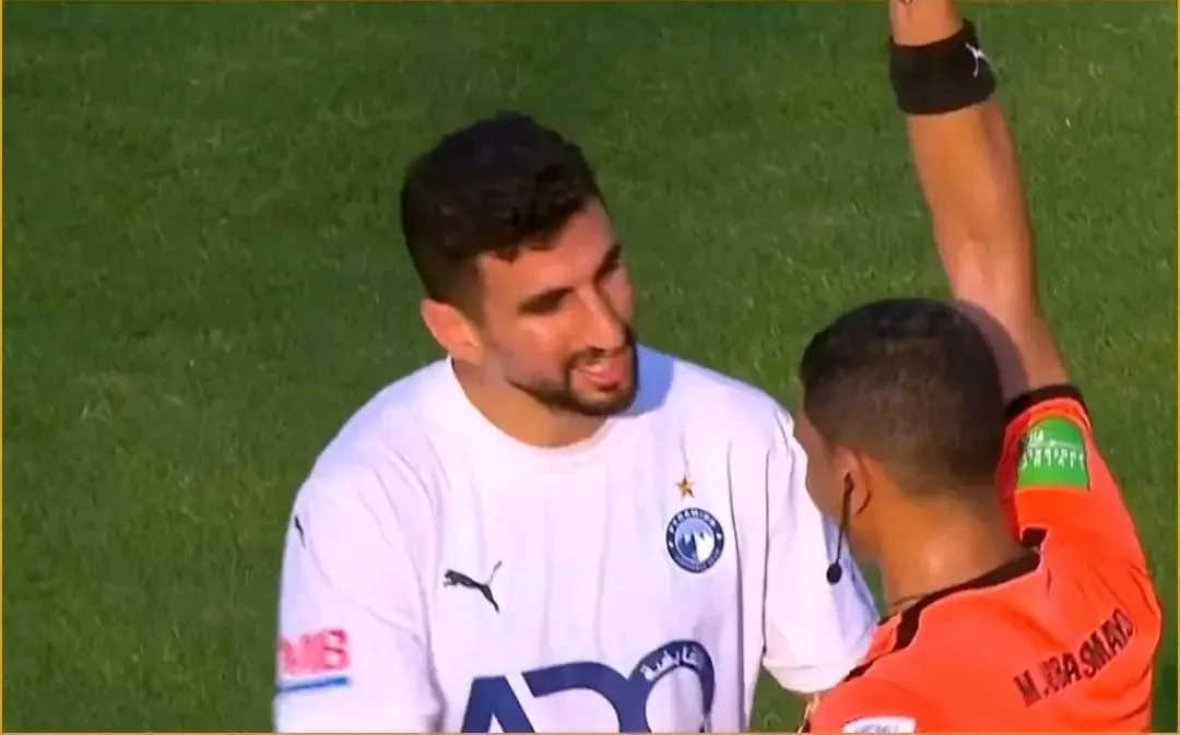 الكرتي يُطلق أولى البطاقات الحمراء في الدوري الجديد خلال مباراة القمة بين بيراميدز ووادى دجلة الكرتي يُطلق أولى البطاقات الحمراء في الدوري الجديد خلال مباراة القمة بين بيراميدز ووادى دجلة