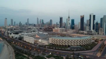 الكويت تحقق عجزاً أقل مما كان متوقعاً في ميزانية 2024-2025