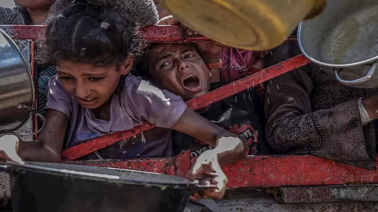 الكويت تُطلق حملة إغاثة فورية لمساندة الفلسطينيين في غزة الكويت تُطلق حملة إغاثة فورية لمساندة الفلسطينيين في غزة