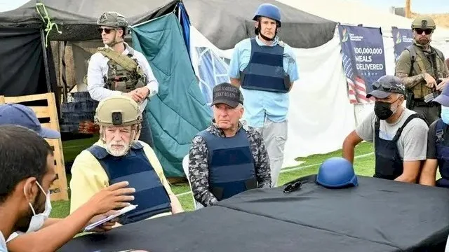 المبعوث الأمريكي يتنقل بين الدبابات الإسرائيلية في غزة.. وترامب يصف الوضع بـ “المأساوي” المبعوث الأمريكي يتنقل بين الدبابات الإسرائيلية في غزة.. وترامب يصف الوضع بـ “المأساوي”