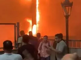 «النار لا تزال مشتعلة».. اللقطات الأولى لحريق في عدة متاجر بشبر الخيمة