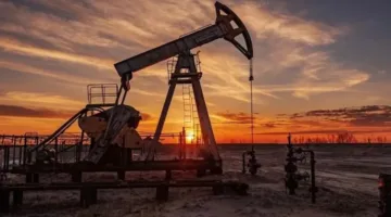 النفط يشهد انخفاضاً يتجاوز 2.5% وسط تقييم توقعات السوق