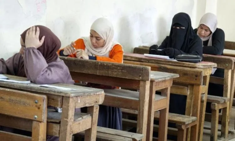 امتحانات الدور الثاني للشهادة الثانوية الأزهرية تسير في أجواء هادئة ومنظمة. امتحانات الدور الثاني للشهادة الثانوية الأزهرية تسير في أجواء هادئة ومنظمة.