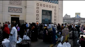 انتظار القطار: تجمع السودانيين في محطة رمسيس قبل وصول القطار الرابع للعودة إلى بلدهم