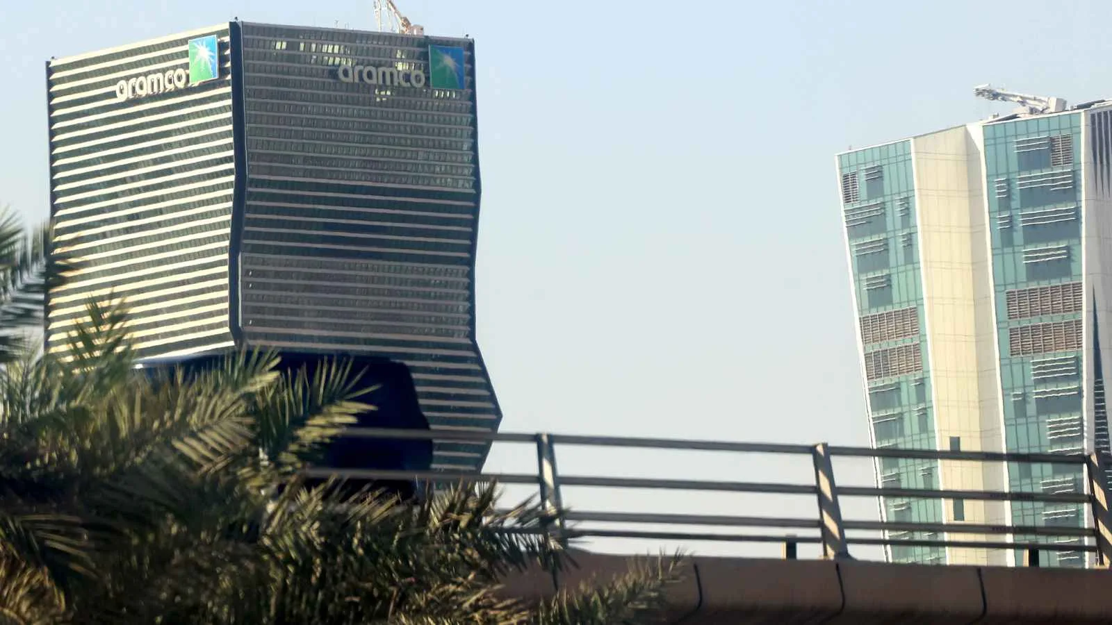 انخفاض أسعار النفط يؤثر على أرباح ‘أرامكو السعودية’ في الربع المالي بنسبة 22% انخفاض أسعار النفط يؤثر على أرباح ‘أرامكو السعودية’ في الربع المالي بنسبة 22%