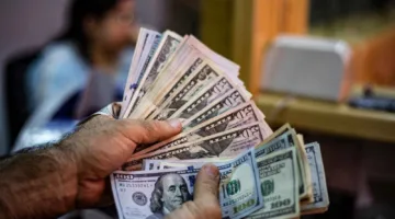 انخفاض حاد للدولار.. هل كانت قرارات باول خاطئة بينما أصاب ترامب؟