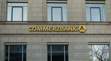 انخفاض صافي أرباح كومرتس بنك بنسبة 14% في الربع الثاني بسبب ضغوط إعادة الهيكلة