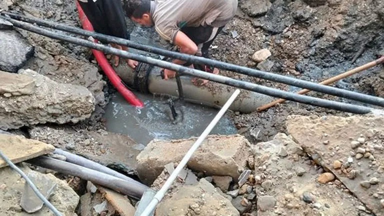 انفجار غير متوقع في خط المياه الرئيسي بمركز العياط في الجيزة انفجار غير متوقع في خط المياه الرئيسي بمركز العياط في الجيزة