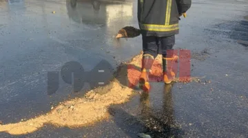انقلاب شاحنة محملة بالمواد البترولية على طريق القاهرة – السويس.. صور