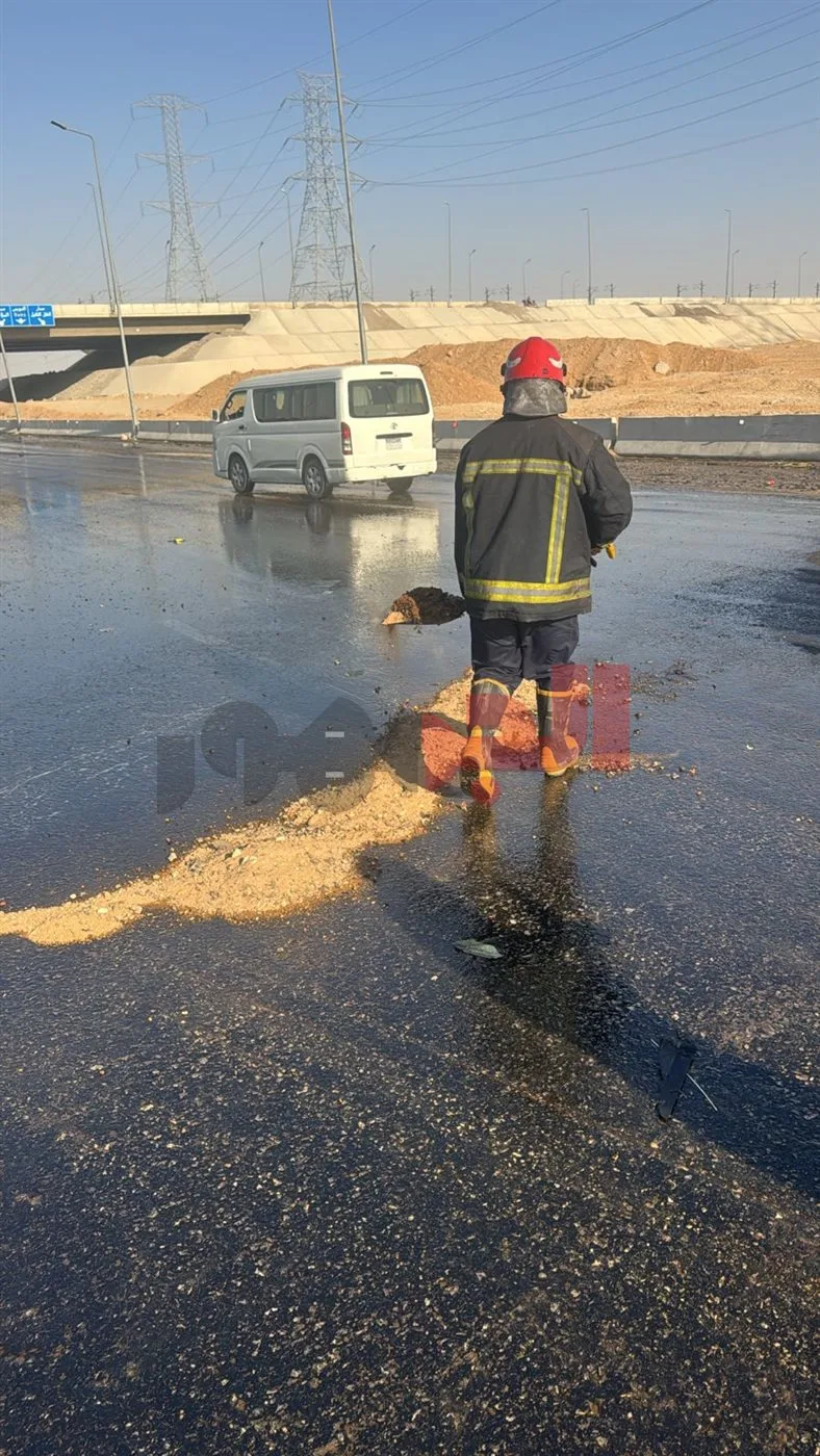 انقلاب شاحنة محملة بالمواد البترولية على طريق القاهرة – السويس.. صور انقلاب شاحنة محملة بالمواد البترولية على طريق القاهرة – السويس.. صور