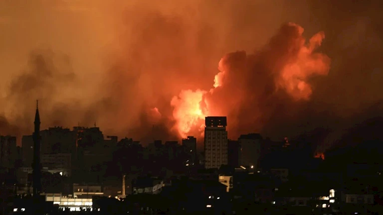 انهيار المباني على الفلسطينيين جراء قصف إسرائيلي في منطقة جباليا شمال غزة انهيار المباني على الفلسطينيين جراء قصف إسرائيلي في منطقة جباليا شمال غزة