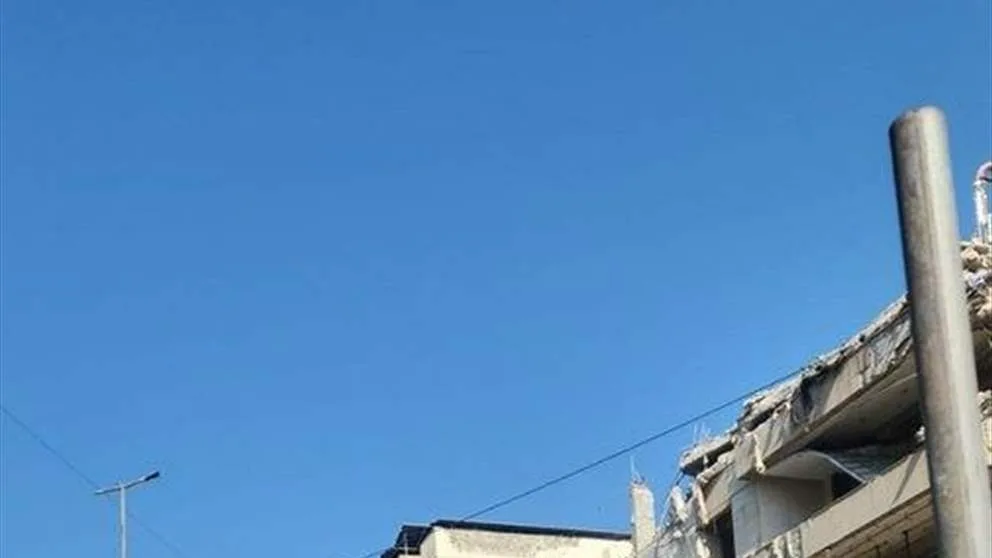 انهيار سياج حديدي لأحد المباني قيد الترميم على السيارات والمارة قرب السفارة الكويتية انهيار سياج حديدي لأحد المباني قيد الترميم على السيارات والمارة قرب السفارة الكويتية