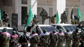 بالرغم من المجاعة والازمات… حماس تستمر في صرف الرواتب نقداً في غزة