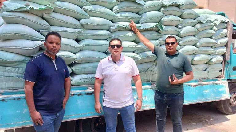 بالصور: الجيزة تكتشف 38.5 طن من الدقيق المدعوم المخصص للبيع في السوق السوداء بالصور: الجيزة تكتشف 38.5 طن من الدقيق المدعوم المخصص للبيع في السوق السوداء