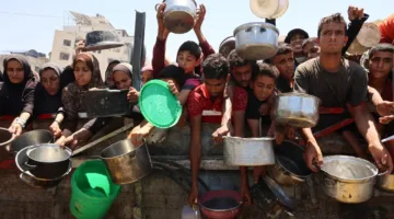 بالصور – الفوضى والحرائق العشوائية تعيق وصول المساعدات إلى المحتاجين في غزة