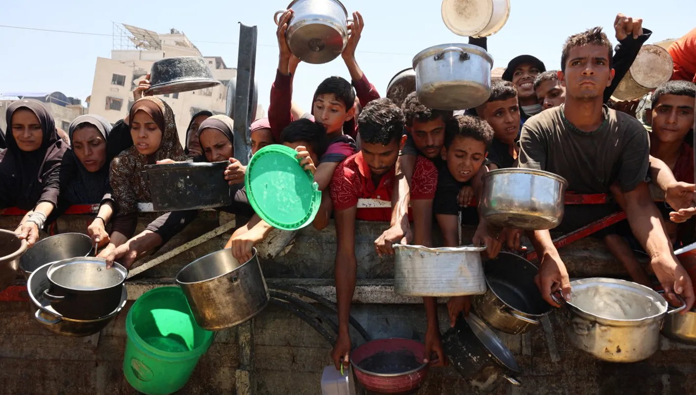 بالصور – الفوضى والحرائق العشوائية تعيق وصول المساعدات إلى المحتاجين في غزة بالصور – الفوضى والحرائق العشوائية تعيق وصول المساعدات إلى المحتاجين في غزة