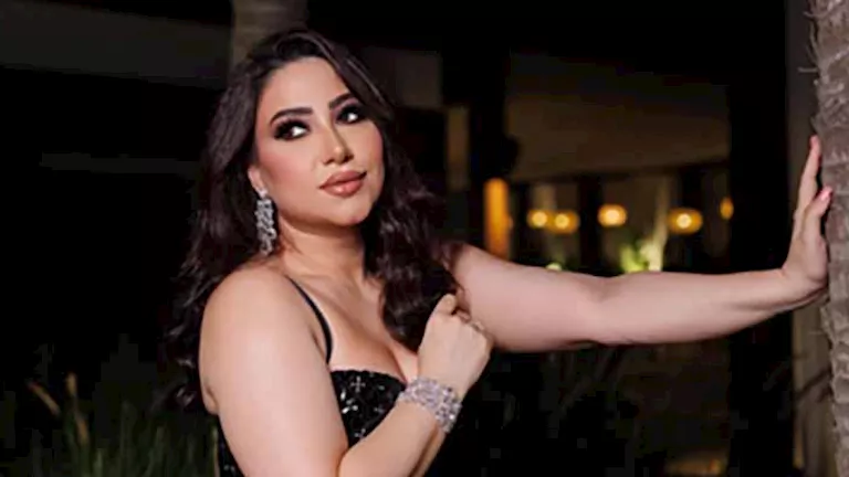 بالصور.. بوسي تتألق بفستان مزهو بنقوش وردية وردود فعل الجمهور تتوالى