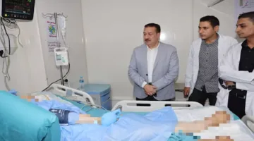 بالصور – محافظ المنوفية يزور المصابة في حادث كفر السنابسة للاطمئنان عليها